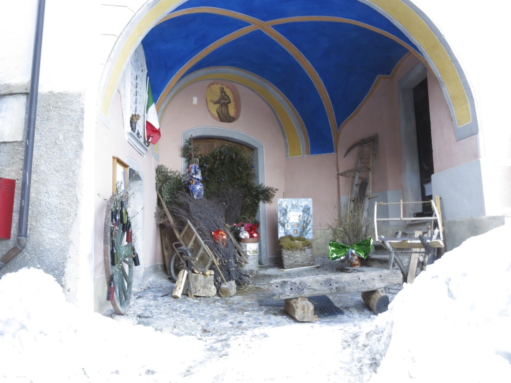 Le porche de l'église de Chialvetta