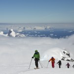 Arrivee en ski de rando au sommet du Mont Scott en péninsule antarctique