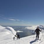 Arrivee en ski de randonnee au sommet du Mont Scott en péninsule antarctique