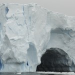Cathedrale de glace en péninsule antarctique