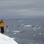 Christophe arrivant au pied du Mont Mills en péninsule antarctique
