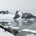 Danielle a la descente du Mont Mills sur fond de Demaria en péninsule antarctique
