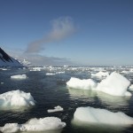 glacons flottant et Mont Demaria en péninsule antarctique