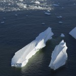 Iceberg derivant en péninsule antarctique