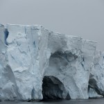 Iceberge tabulaire et voutes de glace en péninsule antarctique