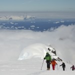 La cordee de Francois arrive au sommet du Scott en péninsule antarctique