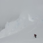 Marc au pied des seracs du Mont Scott en péninsule antarctique