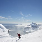 Marc s'elance a ski depuis le sommet du Mont Scott en péninsule antarctique