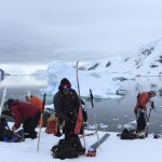 Mise des peaux sur les ski de rando a l attaque du Hauron en péninsule antarctique