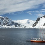 Podorange notre voilier sur fond de Mont Matin en péninsule antarctique