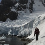 Robert arrivant a ski au rivage en péninsule antarctique