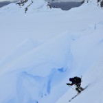 Robert en pente raide au dessus des crevasses du Mont Harris en péninsule antarctique