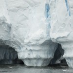 Sculptures de glace sur iceberg en péninsule antarctique