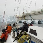 Sur le pont de podorange en péninsule antarctique