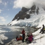 Tout le groupe sur le rivage en attendant Podorange notre bateau