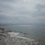 Le lac et les montagnes derrière. ski de randonnee lac de van turquie-11