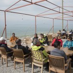 Pose "bar" après le ski au bord du lac