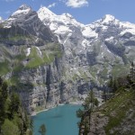 Le lac de Oeschinensee et le Bluemlisalphorn