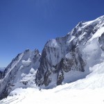 le versant Brenva du Mont Blanc et l'aiguille blanche de Peuterey