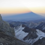 L'ombre du sommet au lever du soleil