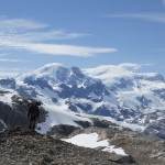 Pascal-devant-les-hauts-sommets-du-champ-de-glace-nord