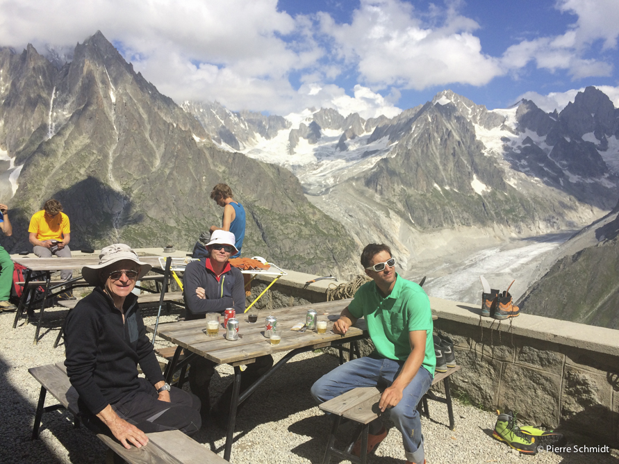 Sur la terrase du refuge de l'Envers des Aiguilles