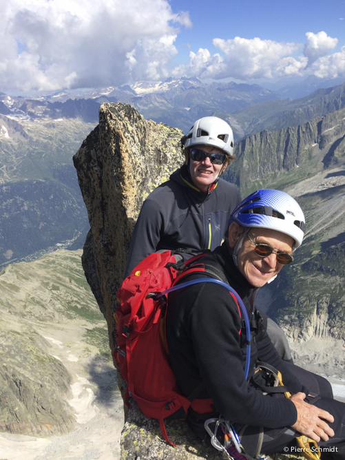 Gérard et Eric assis les pieds dans le vide