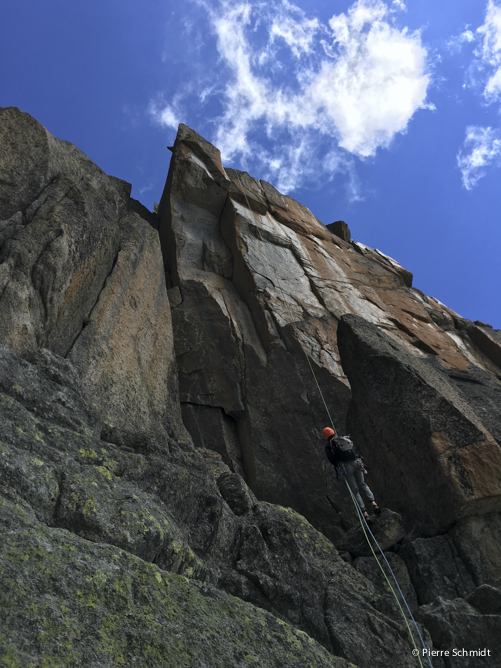 rappel surplombant dans la descente du sommet