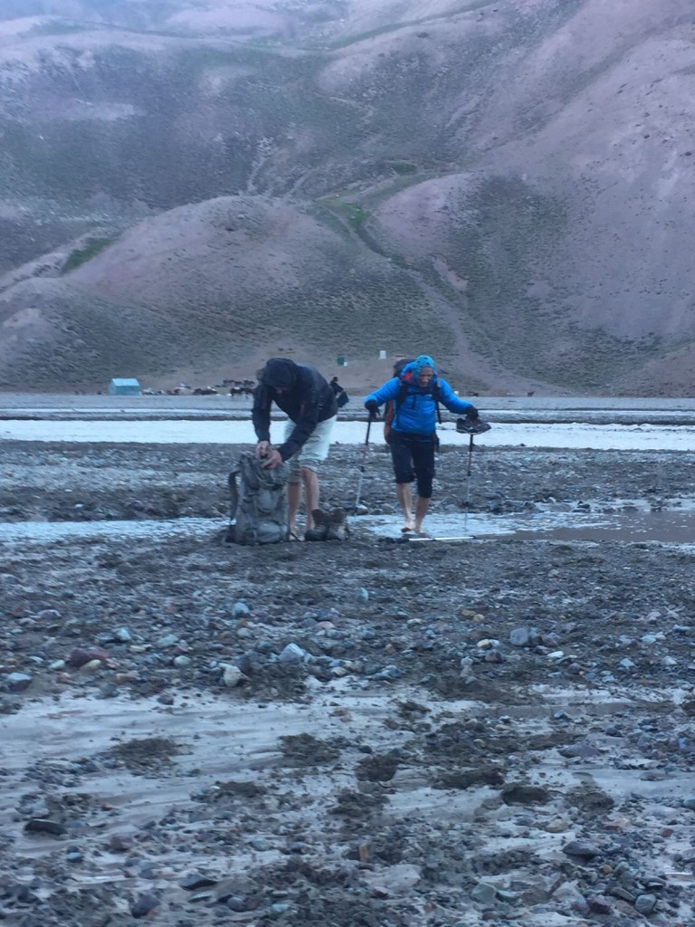 Traversée du torrent à Casa Piedra